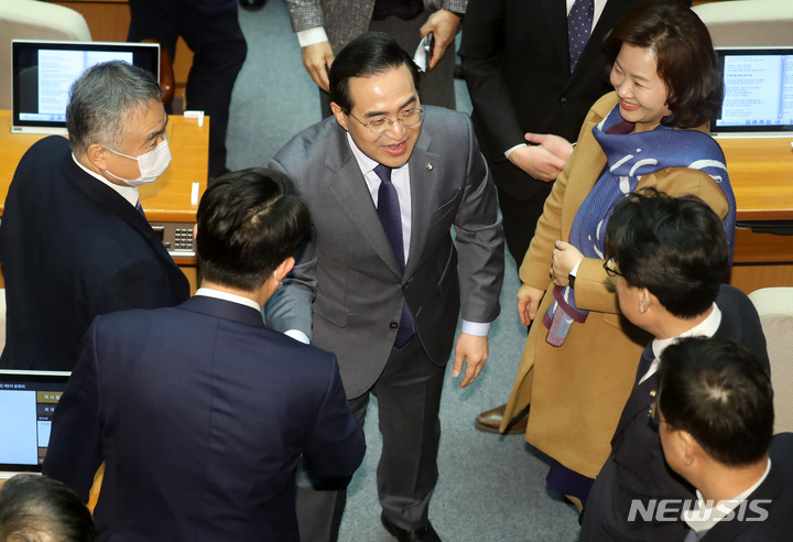 [서울=뉴시스] 이영환 기자 = 박홍근 더불어민주당 원내대표가 13일 오전 서울 여의도 국회에서 열린 제403회 국회(임시회) 5차 본회의에서 교섭단체 대표연설을 마친 후 동료 의원들과 인사를 나누고 있다. 2023.02.13. 20hwan@newsis.com