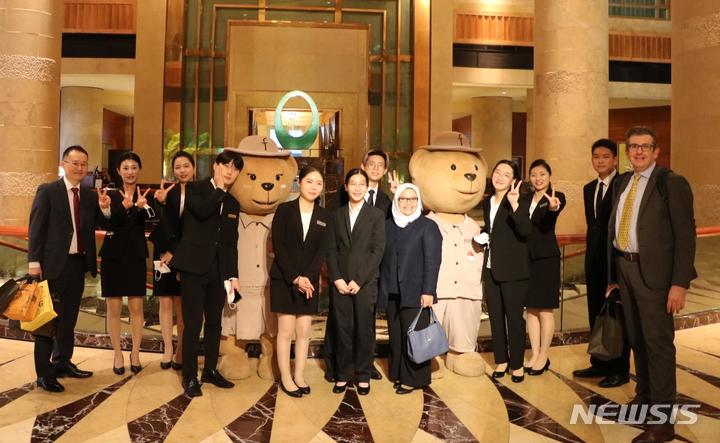 싱가포르 플루튼 5성급 호텔 방문면접에서 최종 합격한 학생들. 전주대 제공