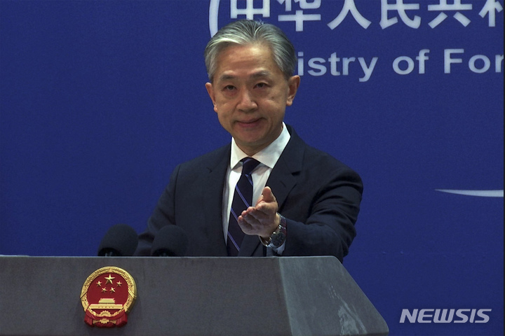 [베이징=AP/뉴시스] 기자회견에서 발언하는 왕원빈 중국 외교부 대변인의 모습.