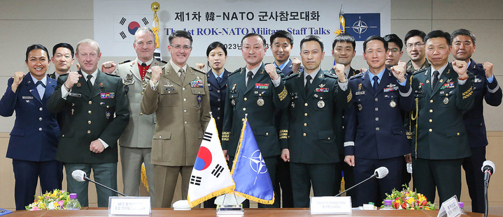 [서울=뉴시스] 합동참모본부는 14일 제1차 한-NATO 군사참모대화를 개최했다고 밝혔다. 김수광 합참 전략기획부장과 프란체스코 디엘라 NATO 협력안보부장이 참석자들과 기념촬영을 하고 있다. (사진=합동참모본부 제공) 2023.02.14. photo@newsis.com *재판매 및 DB 금지