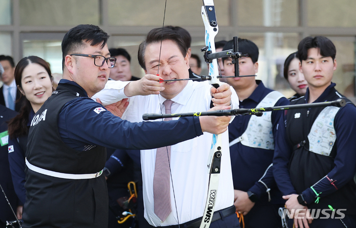 [진천=뉴시스] 홍효식 기자 = 윤석열 대통령이 14일 충북 진천선수촌에서 열린 2023 대한민국 체육비전 보고회를 마친 뒤 양궁장을 방문해 양궁 체험을 하고 있다. (대통령실통신사진기자단) 2023.02.14. yesphoto@newsis.com