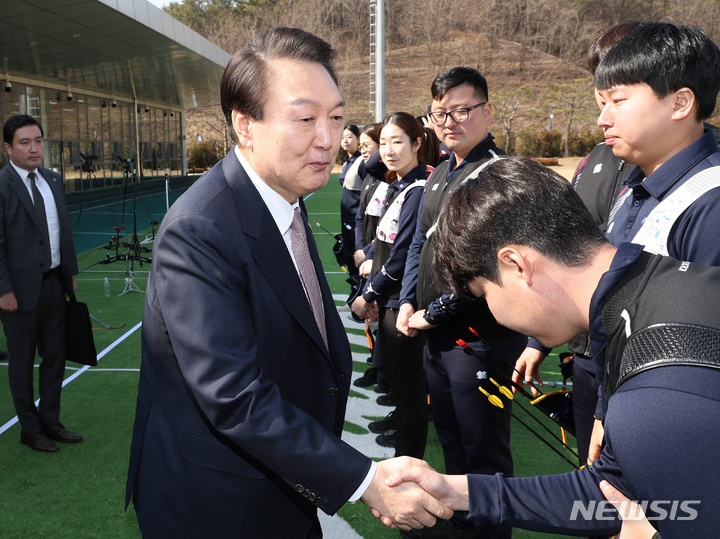 [진천=뉴시스] 홍효식 기자 = 윤석열 대통령이 14일 충북 진천선수촌에서 열린 2023 대한민국 체육비전 보고회를 마친 뒤 양궁장을 방문해 선수들을 격려하고 있다. (대통령실통신사진기자단) 2023.02.14. yesphoto@newsis.com