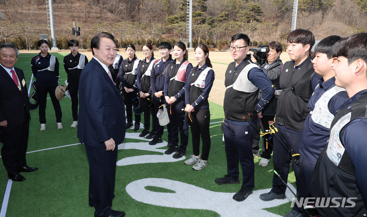 [진천=뉴시스] 홍효식 기자 = 윤석열 대통령이 14일 충북 진천선수촌에서 열린 2023 대한민국 체육비전 보고회를 마친 뒤 양궁장을 방문해 선수들을 격려하고 있다. (대통령실통신사진기자단) 2023.02.14. yesphoto@newsis.com