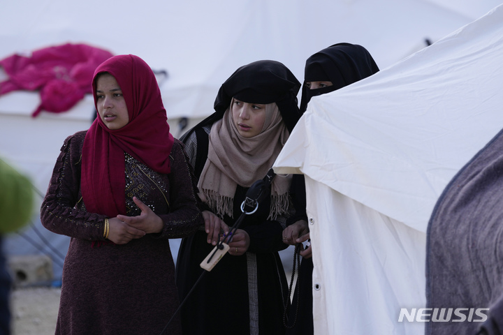 [킬리=AP/뉴시스] 지난 12일(현지시간) 시리아 킬리에 마련된 이재민 대피소 텐트 밖에서 지진으로 집을 잃은 소녀들이 구호 물품을 기다리고 있다. 이번 강진으로 시리아의 사망자 숫자는 약 5800명으로 알려졌다. 2023.02.14.