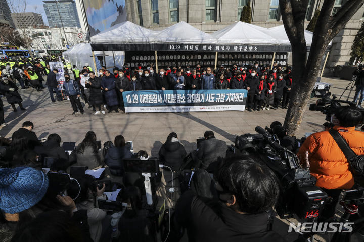 [서울=뉴시스] 김근수 기자 = 박성열 전국공무원노동조합 서울지역 본부장이 15일 서울시청 앞에서 열린 '이태원참사 시민분향소 강제철거 시도 규탄' 기자회견에서 규탄발언을 하고 있다. 2023.02.15. ks@newsis.com