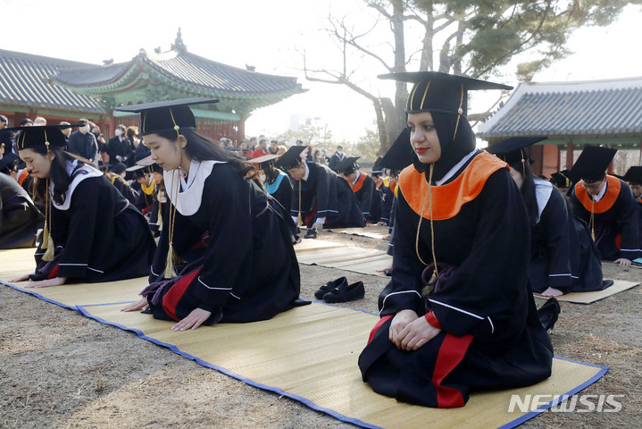 [서울=뉴시스] 최동준 기자 = 15일 서울 종로구 성균관대학교 대성전에서 졸업생들이 학위수여식 전 고유례를 봉행하고 있다. 2023.02.15. photocdj@newsis.com