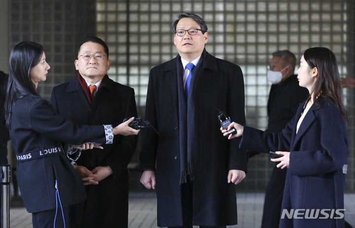 [서울=뉴시스] 최진석 기자 = 김학의 전 법무부 차관의 출국 시도를 불법으로 금지한 혐의로 재판에 넘겨진 차규근 전 법무연수원 연구위원, 이광철(오른쪽) 전 청와대 민정비서관이 15일 서울 서초구 서울중앙지법에서 열린 직권남용권리행사방해(직권남용) 관련 1심 선고 공판에서 무죄 판결을 받은 후 나와 발언을 하고 있다. 2023.02.15. myjs@newsis.com