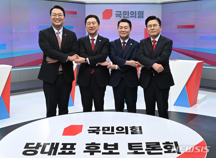 [서울=뉴시스] 국회사진기자단 = 국민의힘 당대표 경선 후보들이 지난 15일 서울 중구 TV조선 스튜디오에서 열린 첫 TV 토론에 앞서 포즈를 취하고 있다. 왼쪽부터 천하람, 김기현, 안철수, 황교안 후보. 2023.02.15. photo@newsis.com