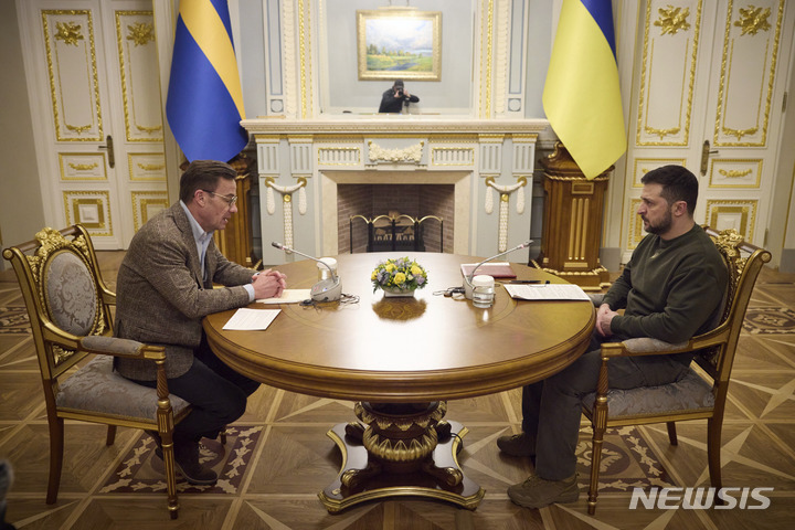 [ 키이우( 우크라이나)=AP/뉴시스] 볼로디미르 젤렌스키 우크라이나 대통령이 15일(현지시간) 키이우를 방문한 스웨덴의 울프 크리스테르손 총리와 회담을 하고 있다. 