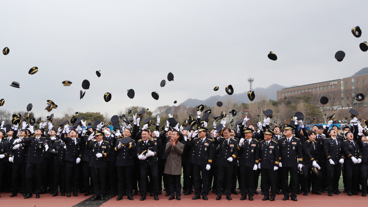 [서울=뉴시스]지난달 16일 충북 충주시 중앙경찰학교 대운동장에서 열린 중앙경찰학교 311기 졸업식에서 졸업생들이 정모를 던지고 있다. (사진=중앙경찰학교 제공) 2023.02.16. photo@newsis.com *재판매 및 DB 금지