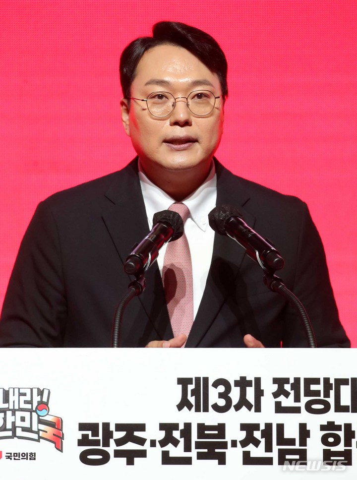 [광주=뉴시스] 고범준 기자 = 천하람 국민의힘 당대표 후보가 16일 오후 광주 서구 김대중컨벤션센터에서 열린 힘내라 대한민국! 국민의힘 제3차 전당대회 광주·전북·전남 합동연설회에서 정견발표를 하고 있다. 2023.02.16. bjko@newsis.com