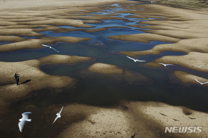 [로사리오( 아르헨티나)=AP/뉴시스] 아르헨티나의 극심한 가뭄으로 말라버린 올드파라나강의 바닥이 드러나 있다.  