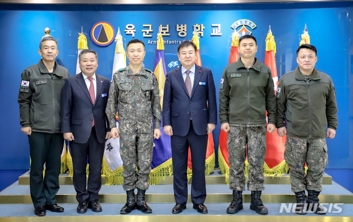 [영광=뉴시스] 강종만 전남 영광군수(오른쪽 세 번째)가 15일 육군 최대의 군사전문 교육시설인 상무대(尙武臺)를 방문, 박원호 육군보병학교장과 군 간부 숙소를 영광으로 이전하는 방안을 협의한 후 기념촬영을 하고 있다. (사진=영광군 제공) 2023.02.17. photo@newsis.com