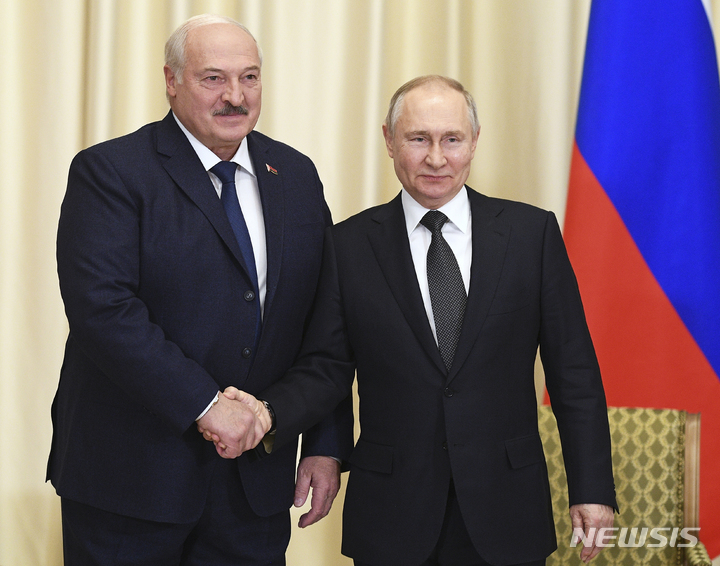 [모스크바=AP/뉴시스]17일(현지시간) 러시아 모스크바 외곽의 노보-오가료보 관저에서 블라디미르 푸틴 러시아 대통령(오른쪽)이 알렉산드르 루카셴코 벨라루스 대통령과 만나 악수하고 있다. 2023.02.18.