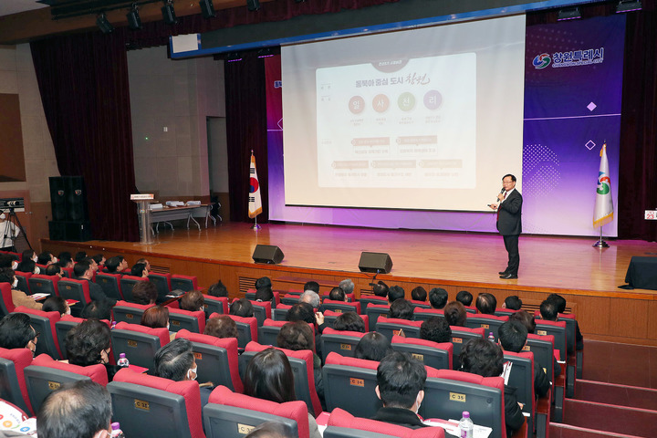 [창원=뉴시스] 강경국 기자 = 홍남표 경남 창원특례시장이 17일 오후 진해구청 대회의실에서 시민과의 대화를 진행하고 있다. (사진=창원시청 제공). 2023.02.18. photo@newsis.com *재판매 및 DB 금지