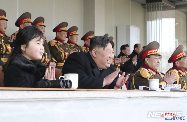 [평양=AP/뉴시스] 북한 조선중앙통신이 제공한 사진에 김정은 북한 국무위원장이 17일 딸 주애(왼쪽)양과 함께 장소가 알려지지 않은 곳에서 열린 광명성절 기념 체육 경기를 관람하고 있다. 2023.02.18.