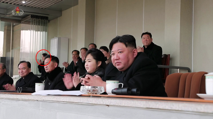 [서울=뉴시스] 김금보 기자 = 북한 조선중앙TV는 김정은 북한 국무위원장이 지난 17일 광명성절을 기념해 진행된 내각과 국방성 직원들 사이의 체육 경기를 관람했다고 18일 보도했다. 김정은 북한 국무위원장이 딸 김주애, 김여정(빨간원) 노동당 부부장과 경기를 보고 있다. 2023.02.18. photo@newsis.com (사진=조선중앙TV 캡처) *재판매 및 DB 금지