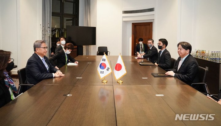 [서울=뉴시스] 박진 외교장관과 하야시 요시마사 일본 외무상이 18일(현지시간) 독일 뮌헨안보회의가 열리는 바이어리셔 호프 호텔에서 한일 외교장관 회담을 열었다. (사진=외교부 제공) 2023.02.19