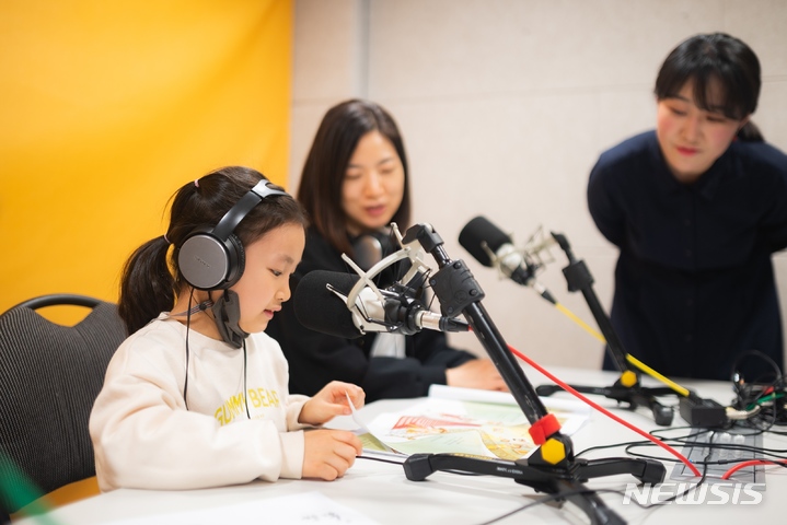 [서울=뉴시스] ㈜한화 임직원 및 가족들이 '목소리 기부' 가족봉사활동에 참여해 동화책 녹음을 진행하고 있다.