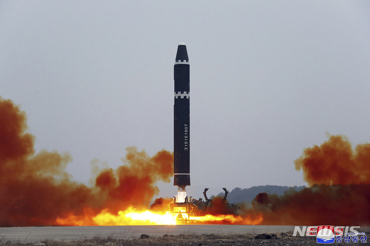[평양=AP/뉴시스]북한 조선중앙통신이 제공한 사진. 북한군은 지난 18일 북한 평양국제비행장에서 화성-15형 대륙간탄도미사일(ICBM)을 시험 발사했다. 2023.02.19.