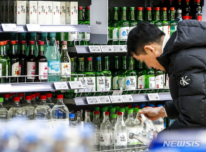 [서울=뉴시스] 정병혁 기자 = 19일 서울시내 대형마트를 찾은 시민들이 소주, 맥주 제품을 고르고 있다. 지난해 맥주와 소주 등 술값이 오르면서 주류 물가가 외환위기 이후 최고 상승률을 기록한 것으로 나타났다. 통계청 국가통계포털에 따르면, 지난해 주류 가격은 전년 대비 5.7% 상승했다. 이는 외환위기 직후인 1998년의 11.5% 이후 24년 만에 가장 높은 상승률이다. 2023.02.19. jhope@newsis.com