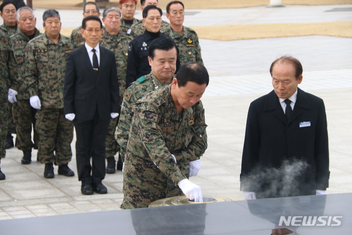 [광주=뉴시스] 이영주 기자 = 5·18민주화운동 부상자회와 공로자회, (사)대한민국 특전사 동지회 일부 회원이 19일 오전 광주 북구 운정동 국립5·18민주묘지를 찾아 참배하고 있다. (사진 = 국립5·18민주묘지 제공) 2023.02.19. photo@newsis.com