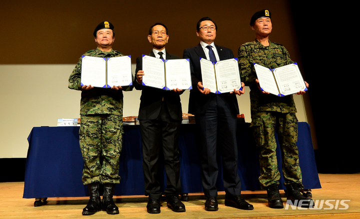 [광주=뉴시스] 김혜인 기자 = '5·18민주화운동 포용과 화해와 감사 대국민 공동선언식'이 열린 19일 오전 광주 서구 치평동 5·18기념문화센터 대동홀에서 선언 조인식이 열리고 있다. 왼쪽부터 최익봉 특전사동지회 총재, 황일봉 부상자회장, 정성국 공로자회장, 전상부 특전사동지회장. 2023.02.19. hyein0342@newsis.com