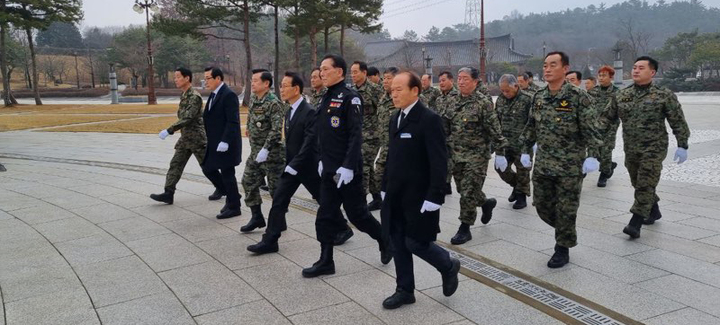 [광주=뉴시스] 변재훈 기자 = 5·18민주화운동 부상자회와 공로자회, ㈔대한민국 특전사 동지회 일부 회원이 19일 오전 광주 북구 운정동 국립5·18민주묘지를 찾아 참배하고 있다. (사진=광주전남추모연대 제공) 2023.02.19. photo@newsis.com *재판매 및 DB 금지