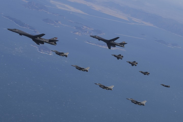 [서울=뉴시스] 한·미는 19일 한반도 상공에서 미 공군의 B-1B 전략폭격기가 참가한 한·미 연합공중훈련를 실시했다. 한·미 연합공중훈련은 한국 공군의 F-35A 및 F-15K와 미 공군의 F-16이 한국방공식별구역(KADIZ)으로 진입하는 미 B-1B 전략폭격기를 호위하면서 연합 편대비행을 실시하는 방식으로 진행됐다. (사진=합동참모본부 제공) 2023.02.19. photo@newsis.com *재판매 및 DB 금지
