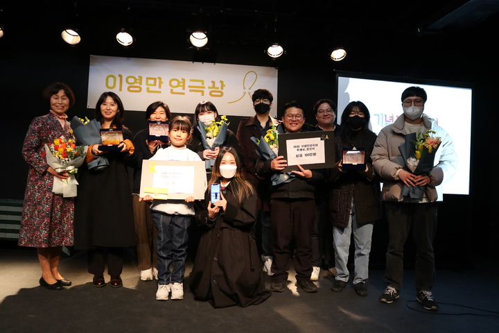  '이영만연극상' 수상자들. (사진=이명만연극상 집행위원회 제공) photo@newsis.com *재판매 및 DB 금지