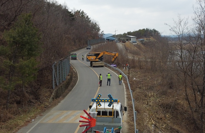 창녕군 "동력 나무파쇄기로 도로변 잡목제거 한다"