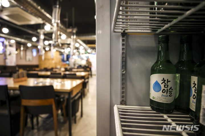 [서울=뉴시스] 정병혁 기자 = 서울시내 한 음식점 냉장고에 소주와 맥주가 넣어져있다. 2023.02.20. jhope@newsis.com