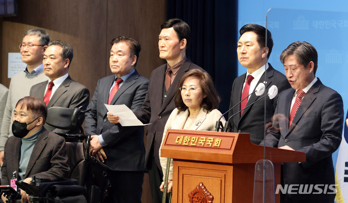 [서울=뉴시스] 전진환 기자 = 김기현 국민의힘 당 대표 후보가 20일 오전 서울 여의도 국회 소통관에서 열린 자신에 대한 전직 바른정당 당협위원장들의 지지선언 기자회견에 참석해 자리하고 있다. 2023.02.20. amin2@newsis.com