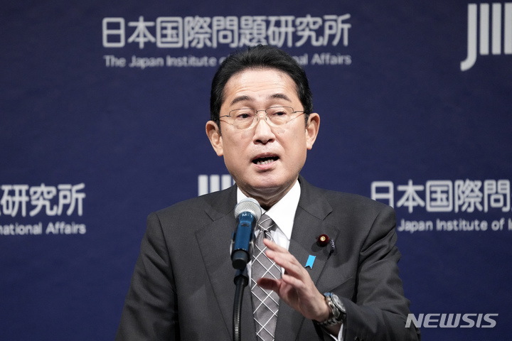 [도쿄=AP/뉴시스]기시다 후미오 일본 총리가 지난 20일 도쿄에서 일본국제문제연구소가 주최한 글로벌 포럼에서 연설하고 있다. 2023.2.27.