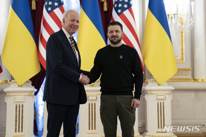 [키이우=AP/뉴시스] 조 바이든(왼쪽) 미국 대통령이 20일(현지시간) 우크라이나 키이우를 예고 없이 방문해 볼로디미르 젤렌스키 우크라이나 대통령과 악수하고 있다. 2023.02.20.