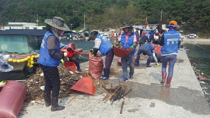 [창원=뉴시스] 강경국 기자 = 경남 창원특례시 바닷길에서 해양환경지킴이들이 해양쓰레기를 수거하는 모습. (사진=창원시청 제공). 2023.02.21. photo@newsis.com *재판매 및 DB 금지