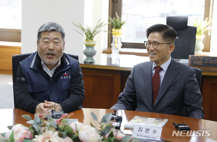 [서울=뉴시스] 고승민 기자 = 김동명 한국노총 위원장이 지난 2월21일 경제사회노동위원회를 찾아 김문수 위원장과 대화를 하고 있다. 2023.02.21. kkssmm99@newsis.com