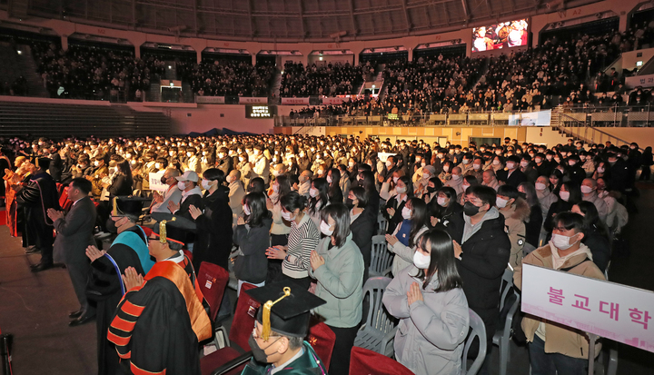 [서울=뉴시스] 김금보 기자 = 21일 오전 서울 중구 장충체육관에서 2023학년도 동국대학교 신입생 입학식이 대면으로 진행되고 있다. 이날 행사는 코로나19 발생 이후 4년만에 열린 실내 대면 입학식이다. 실내 마스크 착용 의무는 해제됐지만 내빈을 제외한 대부분의 참석자들이 마스크를 착용했다. 2023.02.21. kgb@newsis.com