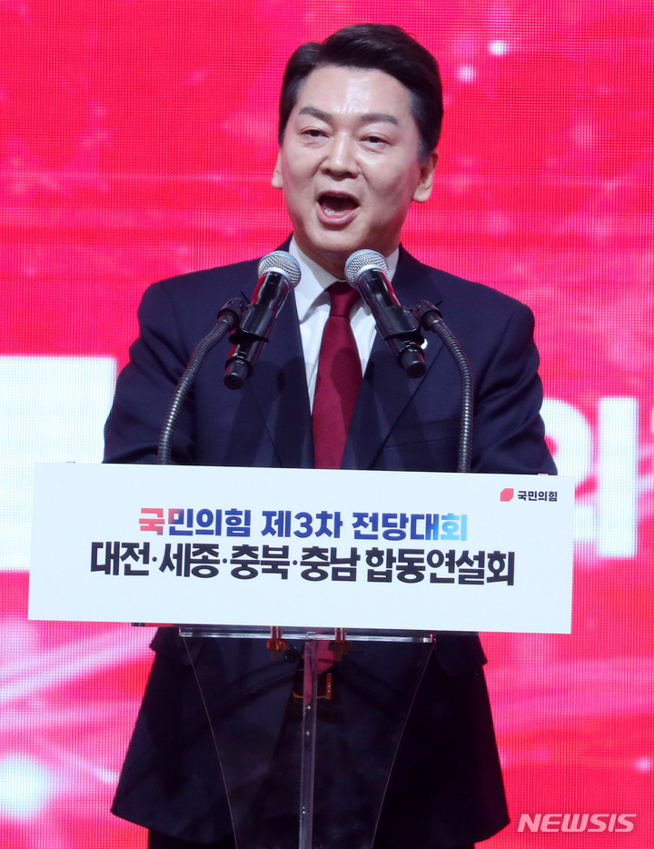 [대전=뉴시스] 추상철 기자 = 안철수 당 대표 후보가 21일 오후 대전 동구 대전대학교에서 열린 '힘내라 대한민국! 국민의힘 제3차 전당대회 대전·세종·충북·충남 합동연설회'에서 정견발표를 하고 있다. 2023.02.21. scchoo@newsis.com