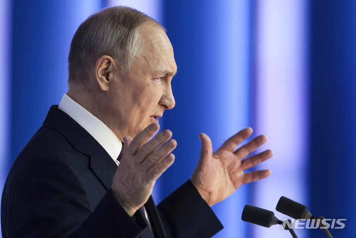 [모스크바=AP/뉴시스] 블라디미르 푸틴 러시아 대통령이 지난달 21일(현지시간) 모스크바에서 연례 국정연설을 갖고  미국과의 신전략무기감축협정(뉴스타트 조약) 참여를 중단한다고 선언했다. 2023.2.22.