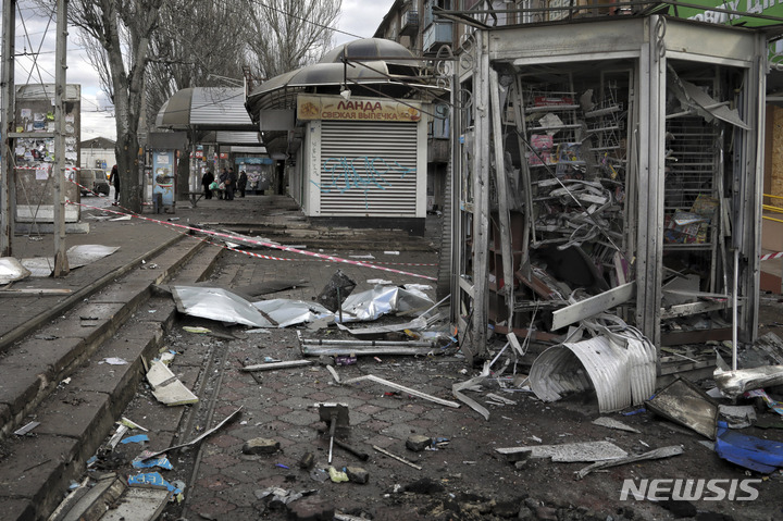 [헤르손=AP/뉴시스]지난 21일(현지시간) 우크라이나 헤르손의 한 버스정류장이 러시아의 포격으로 파괴돼 있다. 2023.02.23.