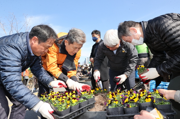 [포항=뉴시스] 강진구 기자 = 이강덕 포항시장이 22일 철길숲 산책로의 봄을 맞이하기 위해 원형 화분에 꽃을 심고 있다. (사진=포항시 제공) 2023.02.22.photo@newsis.com *재판매 및 DB 금지