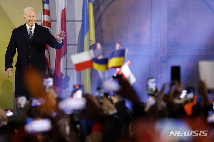 [바르샤바=AP/뉴시스] 조 바이든 미국 대통령이 21일(현지시간) 폴란드 바르샤바 대통령궁 앞에서 러시아의 우크라이나 침공 1주년 기념 연설을 하기 위해 이동하고 있다. 2023.02.22.