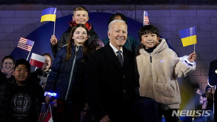 [바르샤바=AP/뉴시스] 조 바이든 미국 대통령이 21일(현지시간) 폴란드 바르샤바 대통령궁 앞에서 러시아의 우크라이나 침공 1주년 기념 연설을 마친 뒤 어린이들과 기념촬영을 하고 있다. 2023.02.22.
