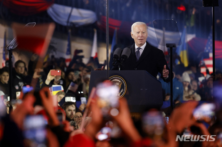 [바르샤바=AP/뉴시스] 조 바이든 미국 대통령이 21일(현지시간) 폴란드 바르샤바 대통령궁 앞에서 러시아의 우크라이나 침공 1주년 기념 연설을 하고 있다. 2023.02.22.
