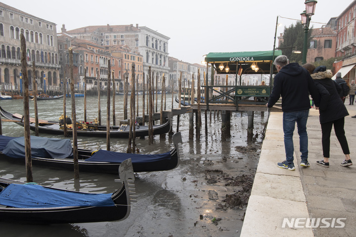 [베니스=AP/뉴시스] 21일(현지시간) 사람들이 이탈리아 베니스에서 정박된 곤돌라를 바라보고 있다. 2023.02.22.