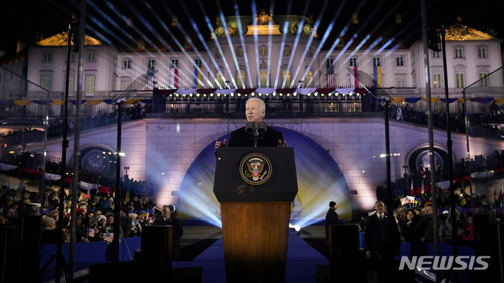 [바르샤바=AP/뉴시스] 조 바이든 미국 대통령이 21일(현지시간) 폴란드 바르샤바 대통령궁 앞에서 러시아의 우크라이나 침공 1주년(24일)을 앞두고 연설하고 있다. 바이든 대통령은 "러시아는 결코 승리할 수 없을 것"이라고 말했다. 2023.02.22.