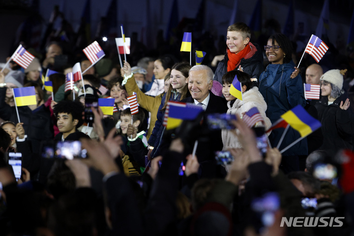 [바르샤바=AP/뉴시스] 조 바이든 미국 대통령이 21일(현지시간) 폴란드 바르샤바 대통령궁에서 우크라이나 전쟁 1년 연설을 마친 뒤 어린이들과 사진을 찍기 위해 포즈를 취하고 있다. 2023.02.22.