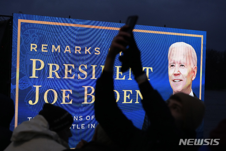 [바르샤바=AP/뉴시스] 21일(현지시간) 폴란드 바르샤바 시내에 조 바이든 미국 대통령의 연설을 보기 위해 사람들이 모여 있다. 2023.02.22.
