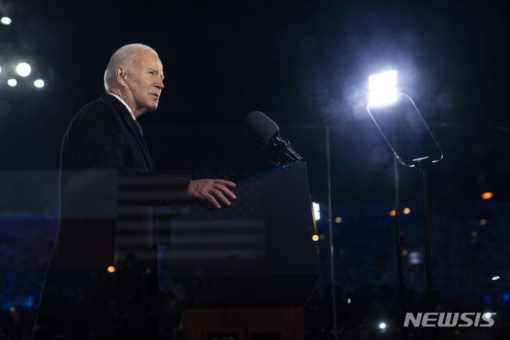 [바르샤바=AP/뉴시스] 조 바이든 미국 대통령이 21일(현지시간) 폴란드 바르샤바 대통령궁 앞에서 러시아의 우크라이나 침공 1주년 기념 연설을 하고 있다. 2023.02.22.